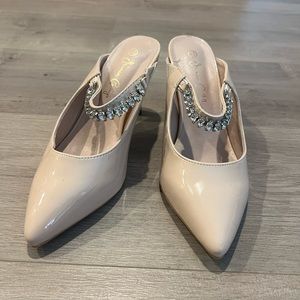 Nude Wedding style heels brand new unworn great condition looks great with gown